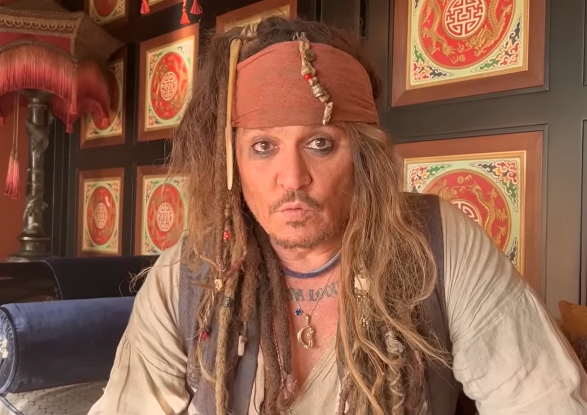 Johnny Depp újra Jack Sparrow-nak öltözött, hogy teljesítse egy halálos beteg angol kisfiú utolsó kívánságát