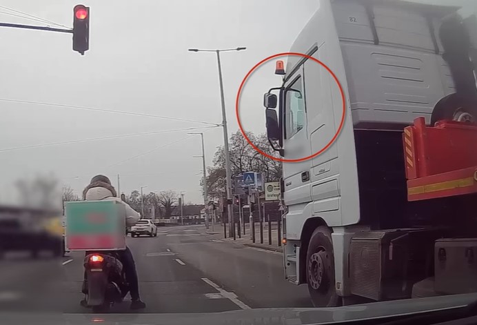 Szívmelengető videó egy kamionosról, aki igazi hősként viselkedett