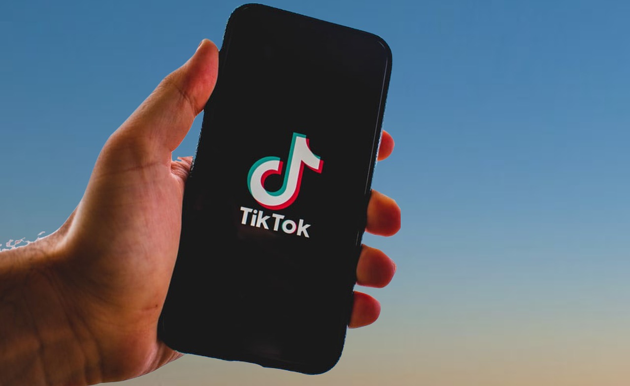 TikTok-függő lett egy brit orvos, a családja helyett csak a követőivel törődött