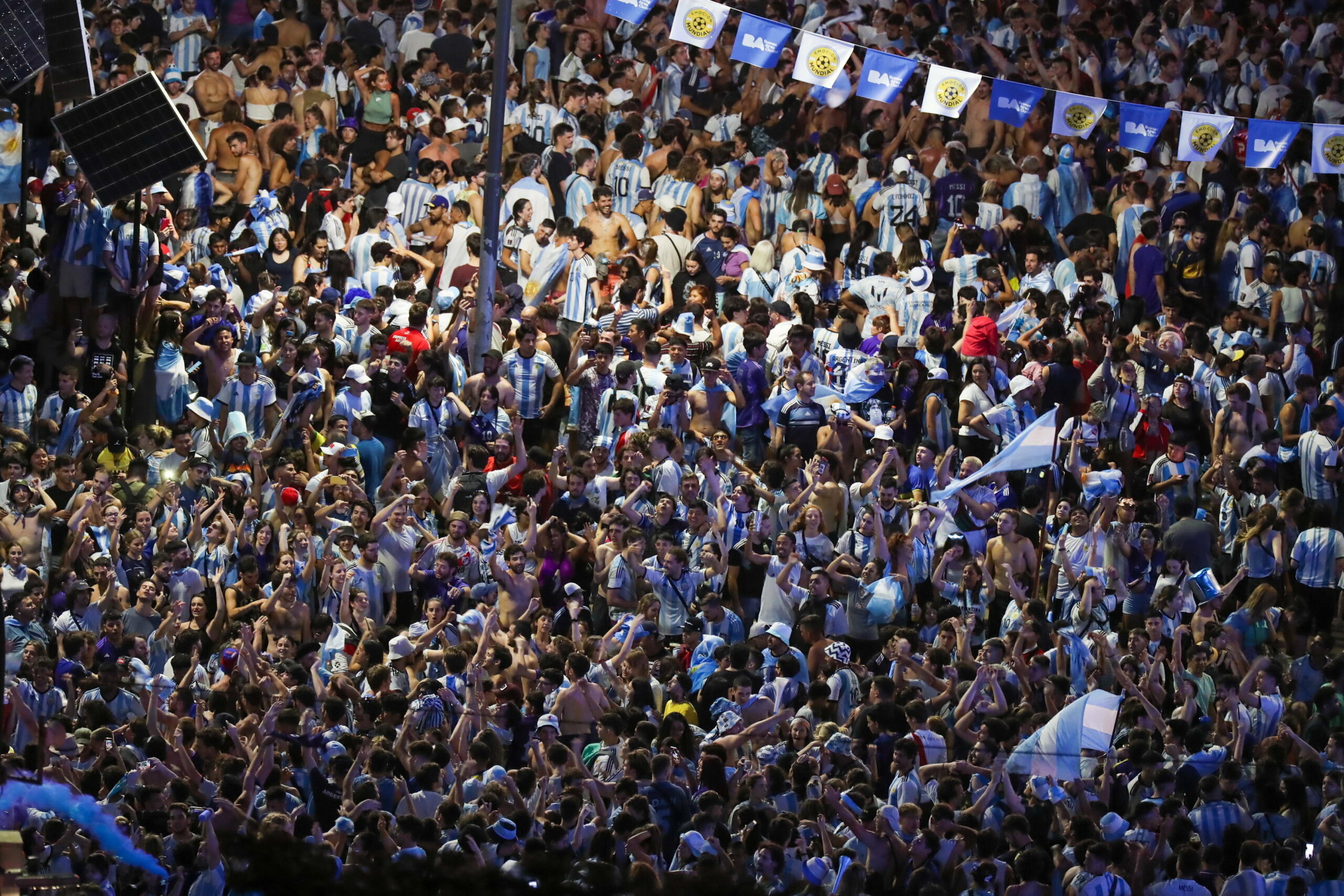 Extázisban ünnepeltek az argentinok földön és levegőben is