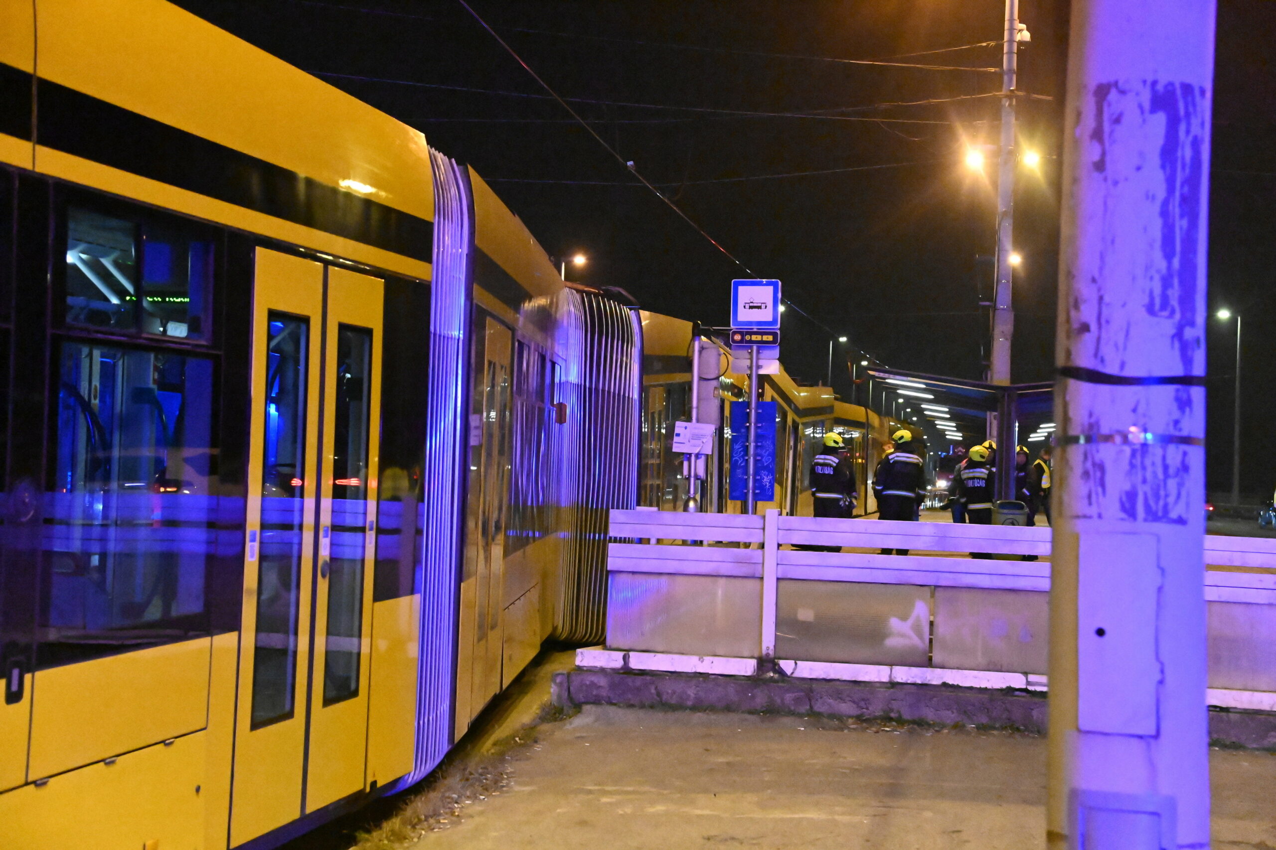 Rosszul lett az egyik vezető, emiatt mehetett egymásnak két villamos a Boráros téren