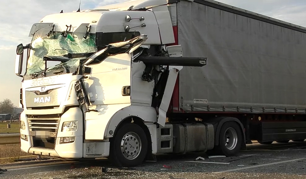 Vérfagyasztó baleset: centiken múlt a sofőr élete, kis híján átdöfte a kamionjába fúródó daru