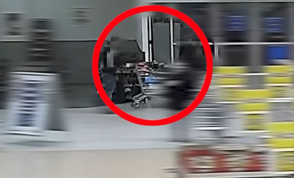 Gond nélkül tolták ki a tolvajok a lopott árúval megpakolt bevásárlókocsit a siófoki áruházból – videó