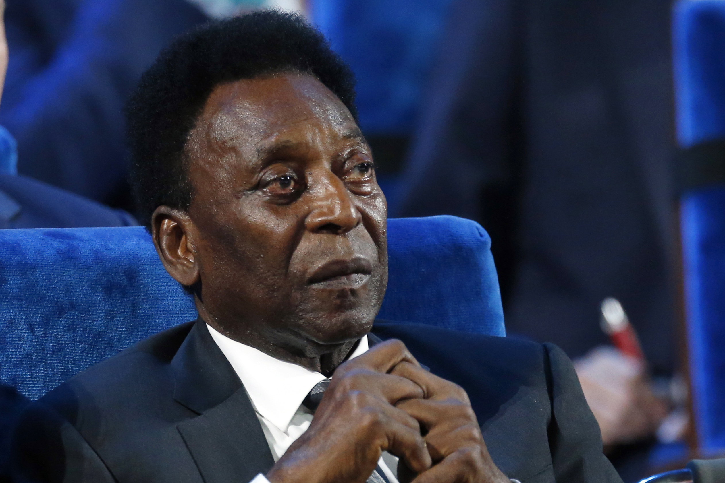 Pelé gyerekei haldokló apjuk mellett imádkoznak a kórházban