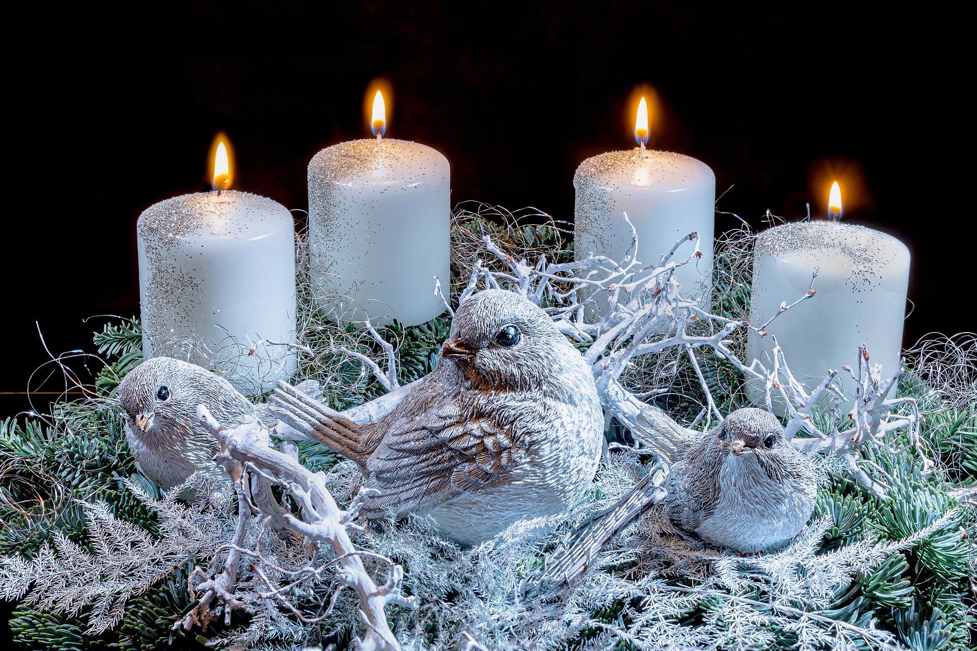 Kigyulladt advent koszorúk, tűzhelyen felejtett ételek, elemes gyerekjáték okozott tüzet 24-én