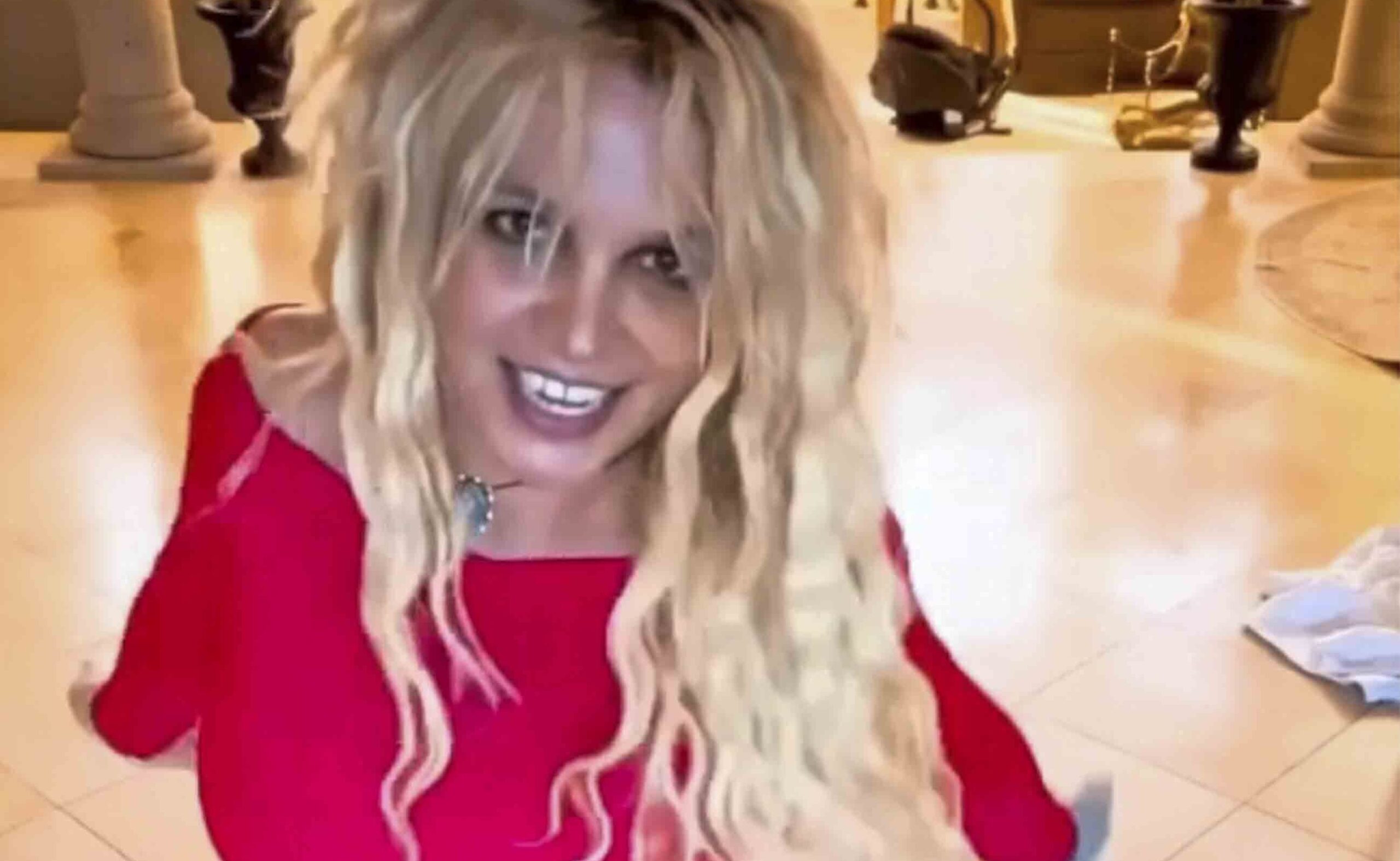 Félmeztelenül tusol Britney Spears az új Insta-videójában