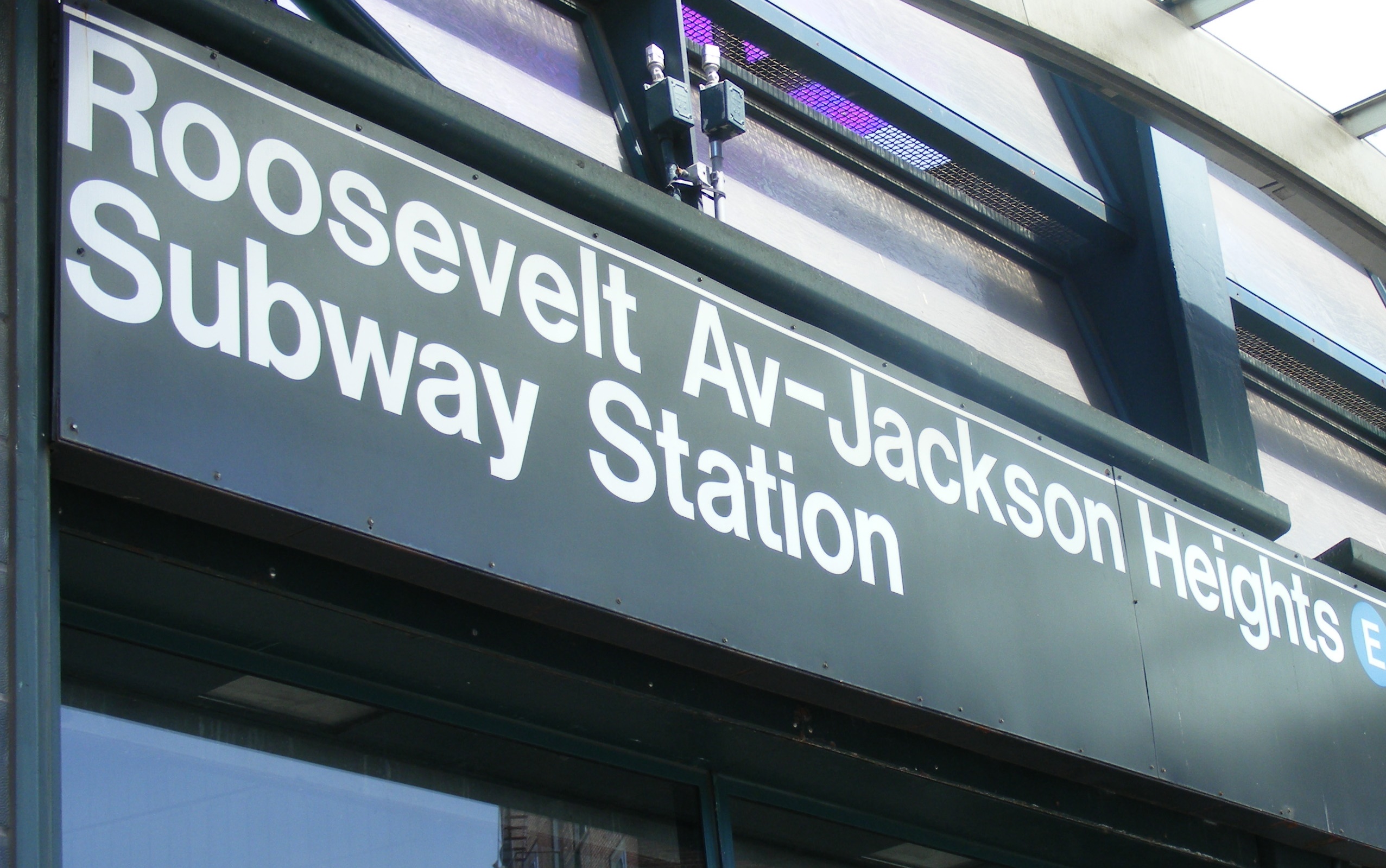 Halálra gázolt a metró egy embert, aki beugrott a telefonjáért a sínek közé karácsonykor New Yorkban