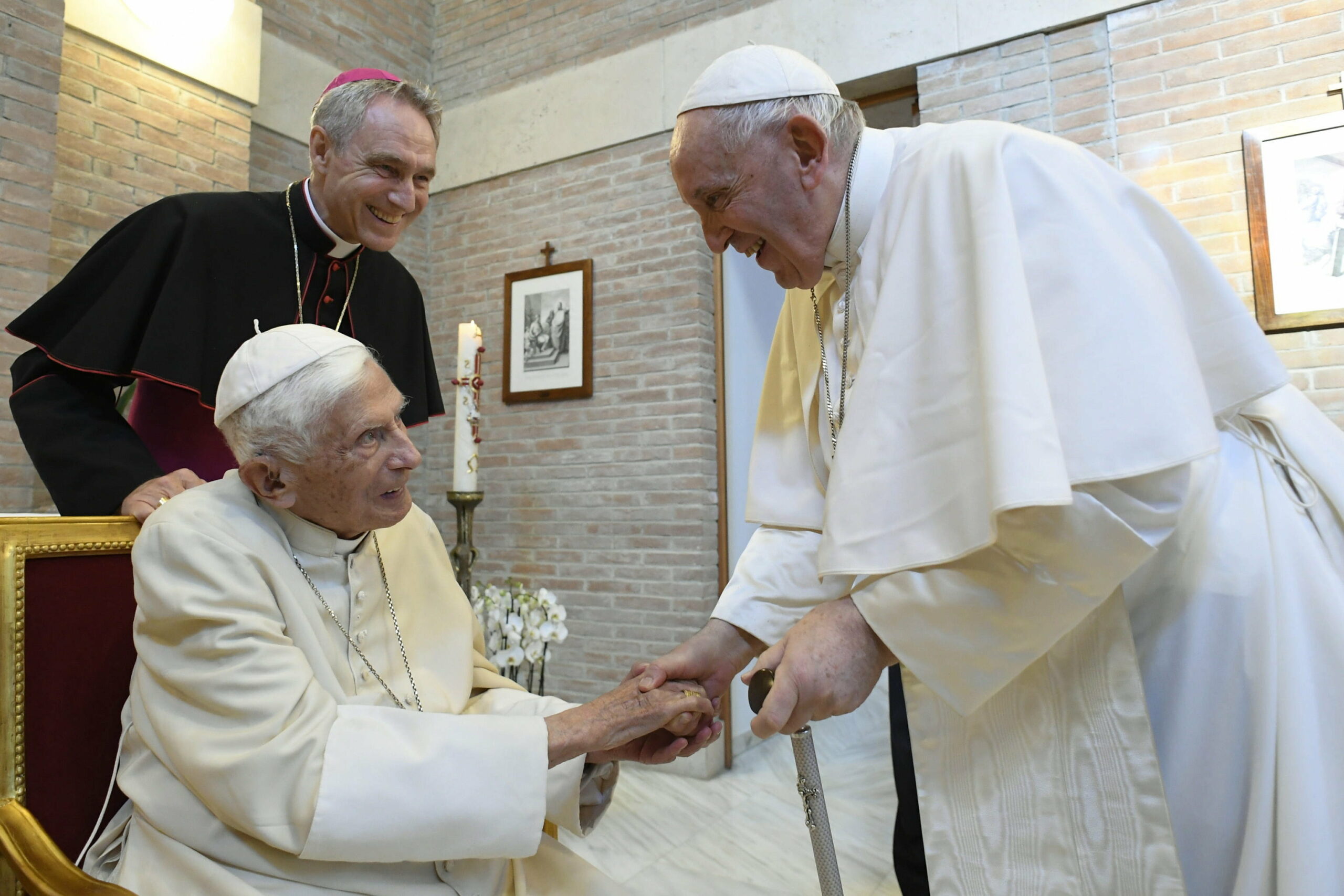 Ferenc pápa bejelentette, hogy elődje, XVI. Benedek nagyon beteg