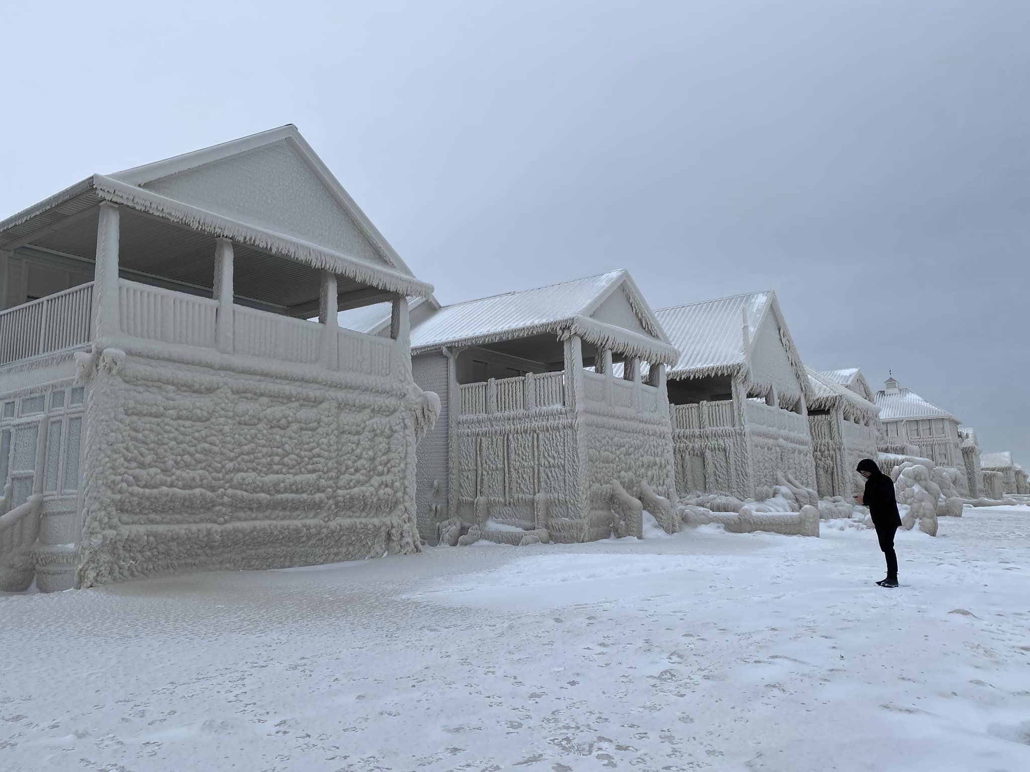 Jégpalotákká váltak a házak az amerikai Crystal Beachen