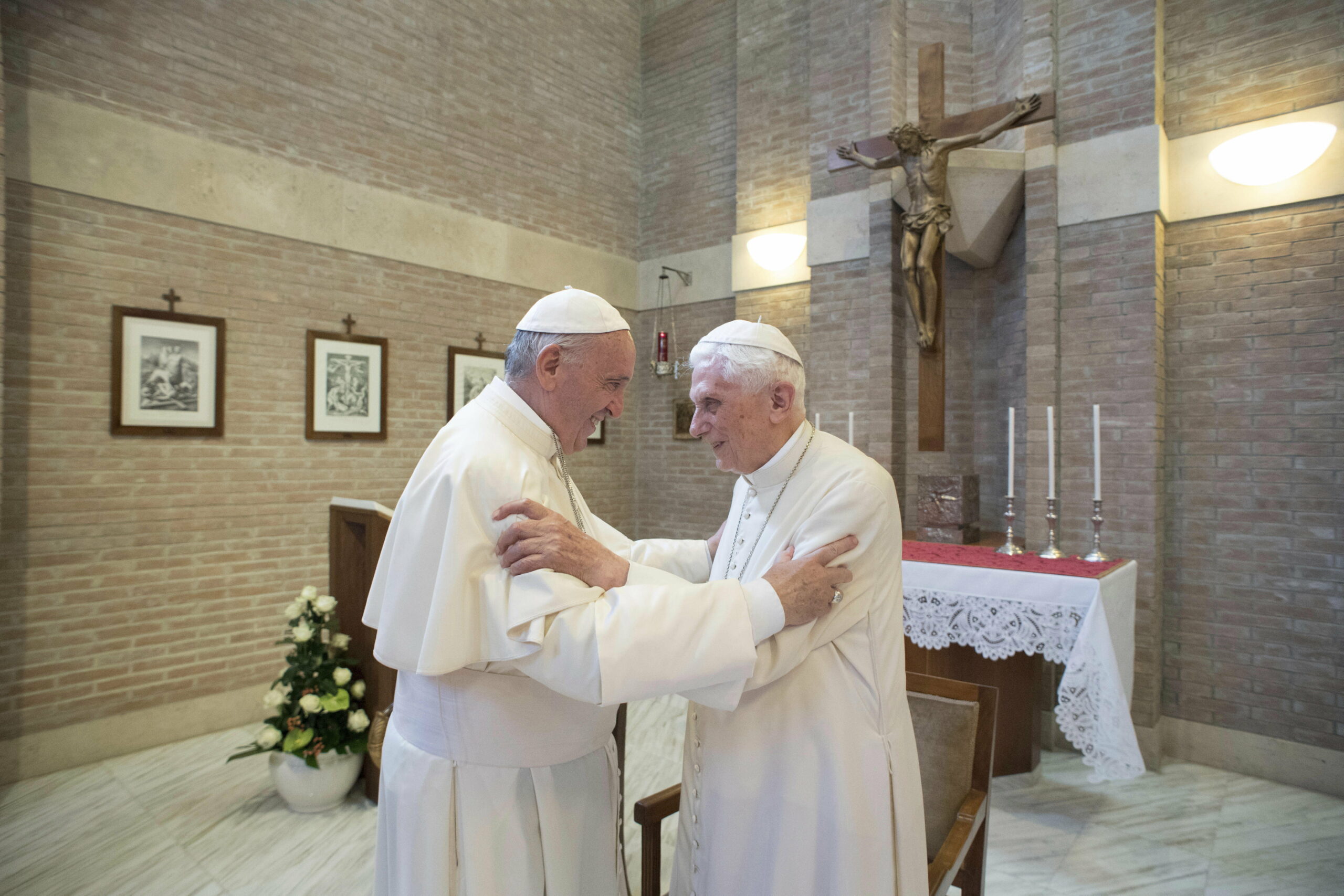 Súlyos, de stabil XVI. Benedek pápa állapota, Ferenc pápa továbbra is imára szólítja fel a hívőket