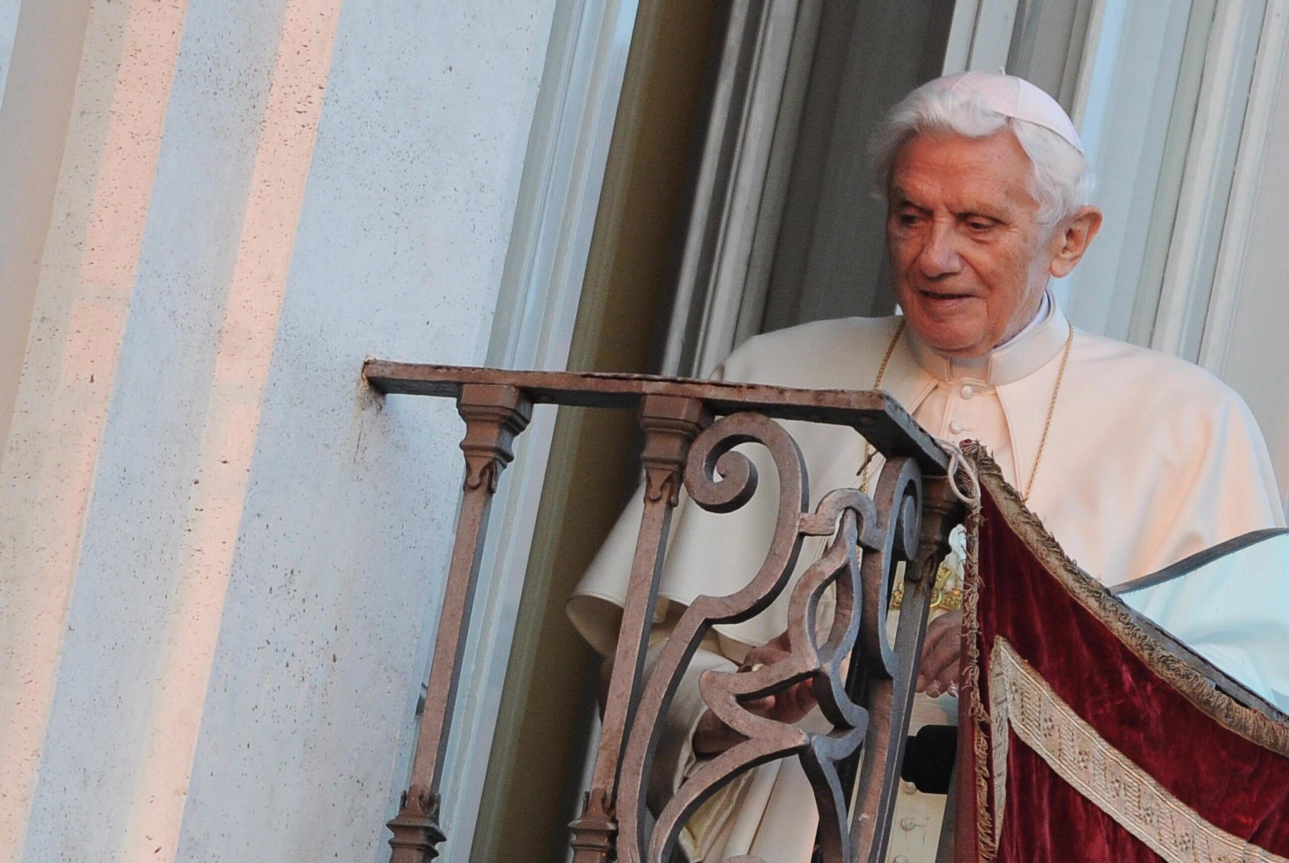 Meghalt XVI. Benedek nyugalmazott pápa
