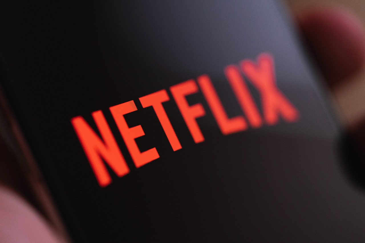 Évi 140 millióért keres légiutas-kísérőt az egyik magángépére a Netflix