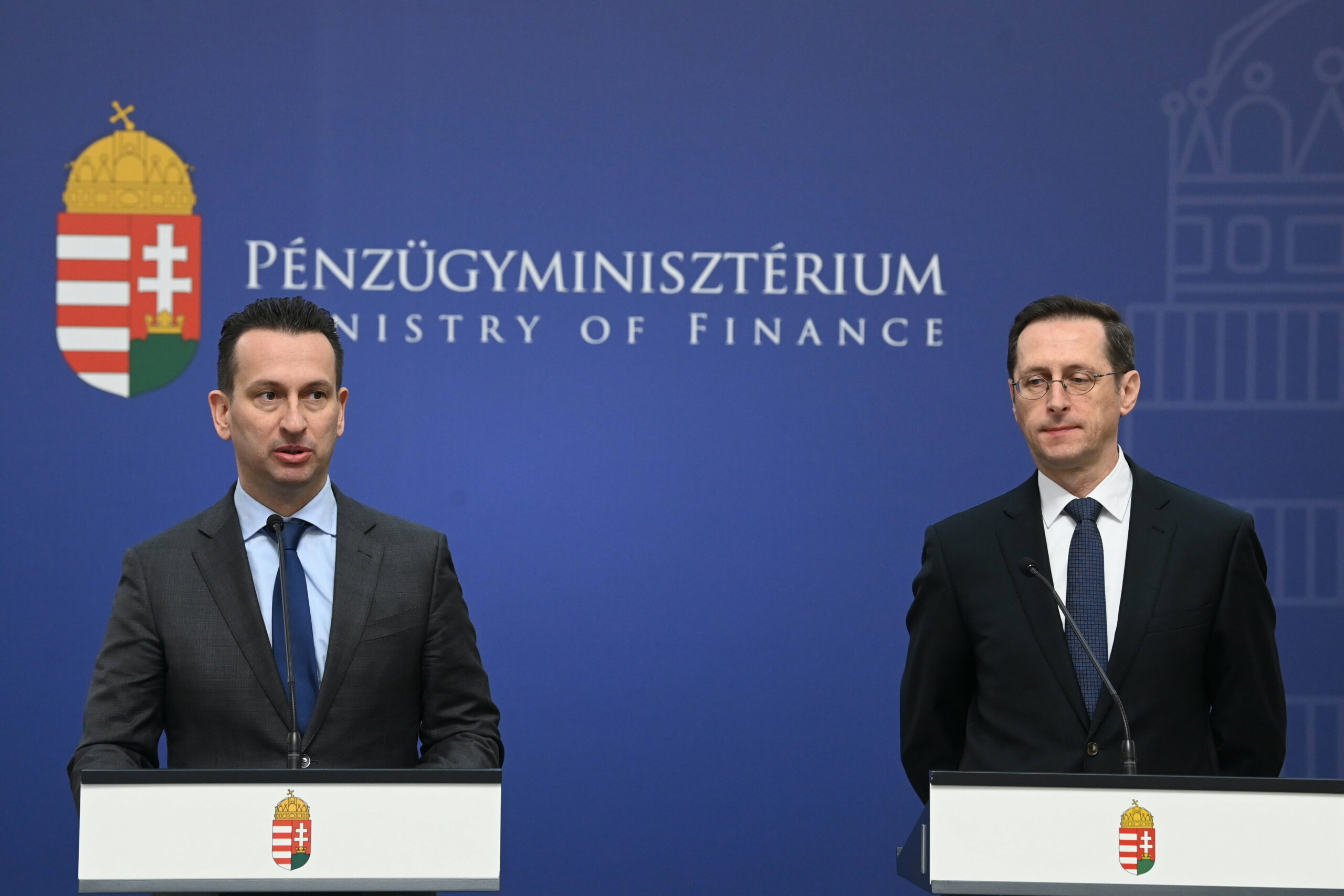 Így reagált a kormány arra, hogy negatívra módosította a magyar államadós-osztályzat kilátását a Fitch Ratings