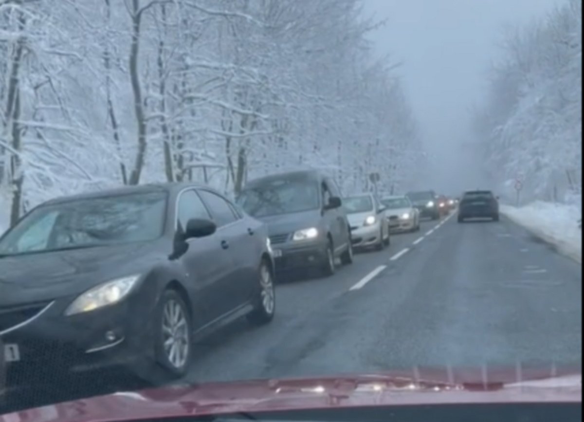 Videón a hatalmas kocsisor Dobogókő felé