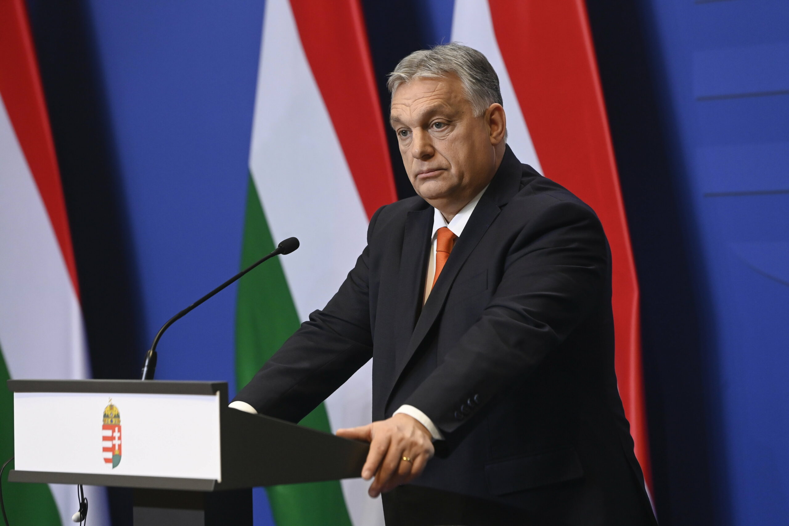 Orbán Viktor: „Talán térdeljünk le a focipálya közepén? Vagy döntsük le nagy elődeink szobrait?”