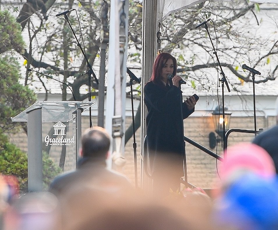 Axl Rose és Alanis Morissette is énekelt Lisa Marie Presley temetésén