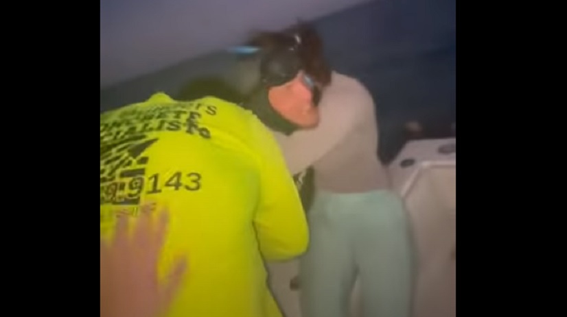 Szívmelengető videón, ahogy családja megtalálja a tengeren az eltévedt búvárt
