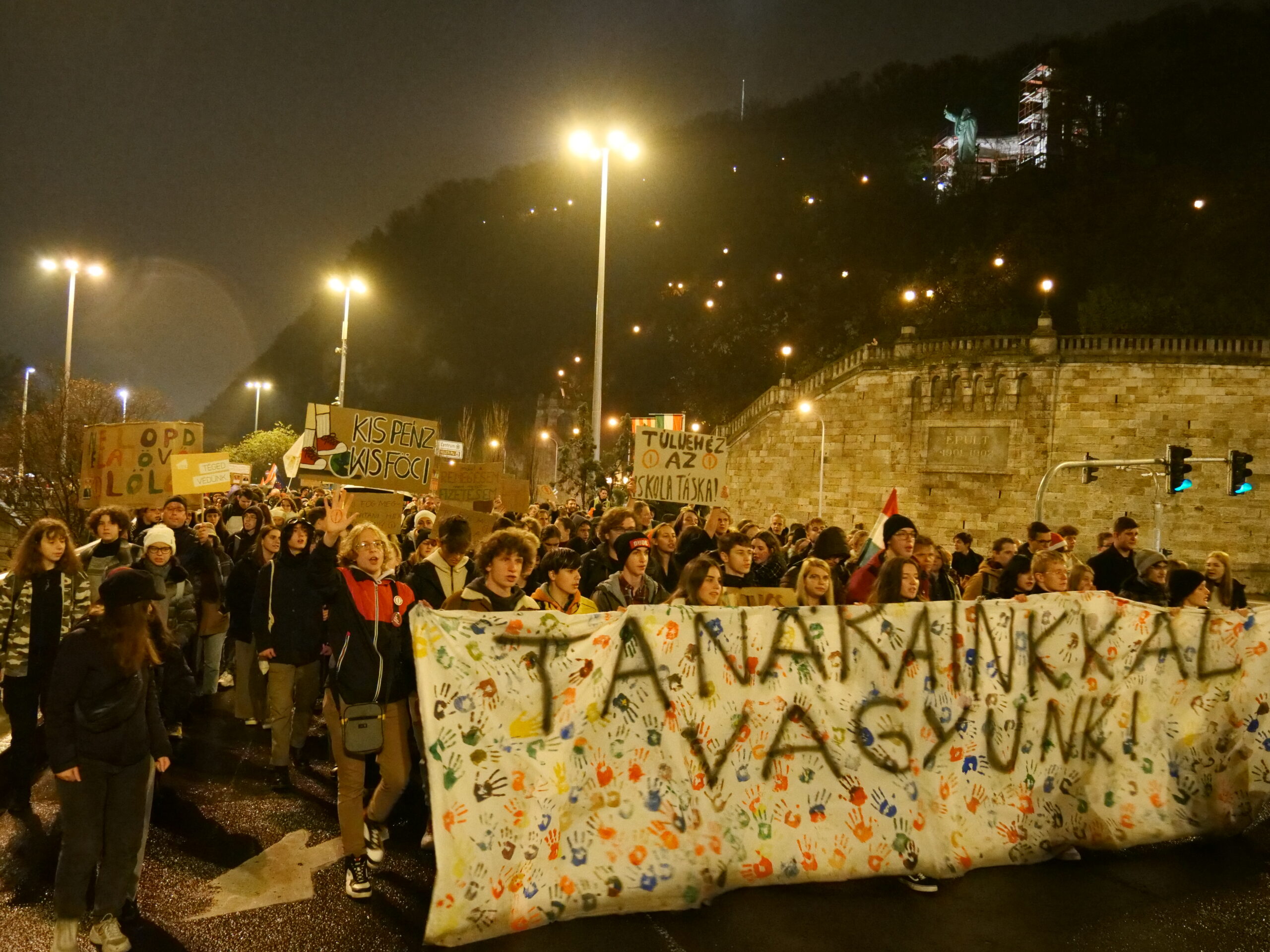 „Kedves Budapest! Még mindig elegünk van!” – diákok tüntetnek pénteken az Astoriánál