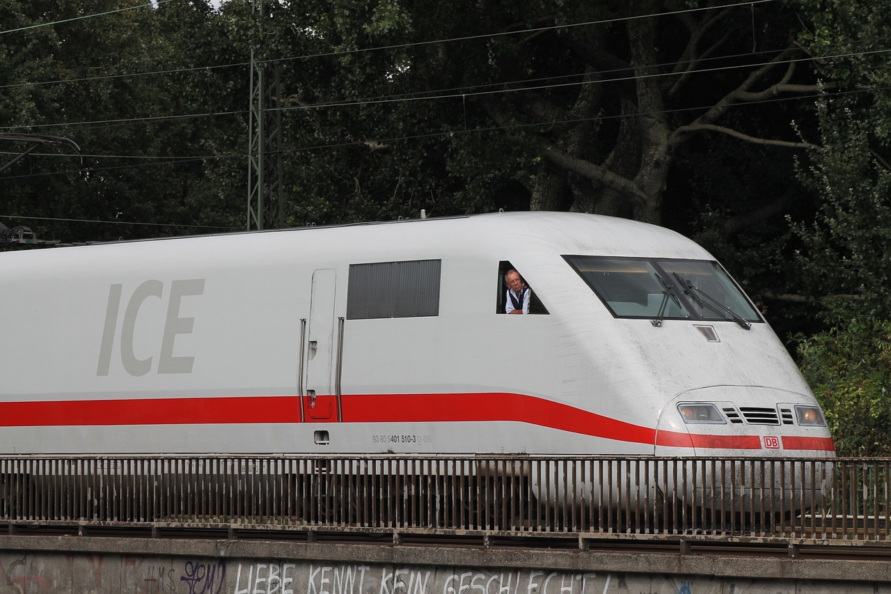 Két embert megölt és többeket megsebesített egy késes támadó egy vonaton Németország északi részén