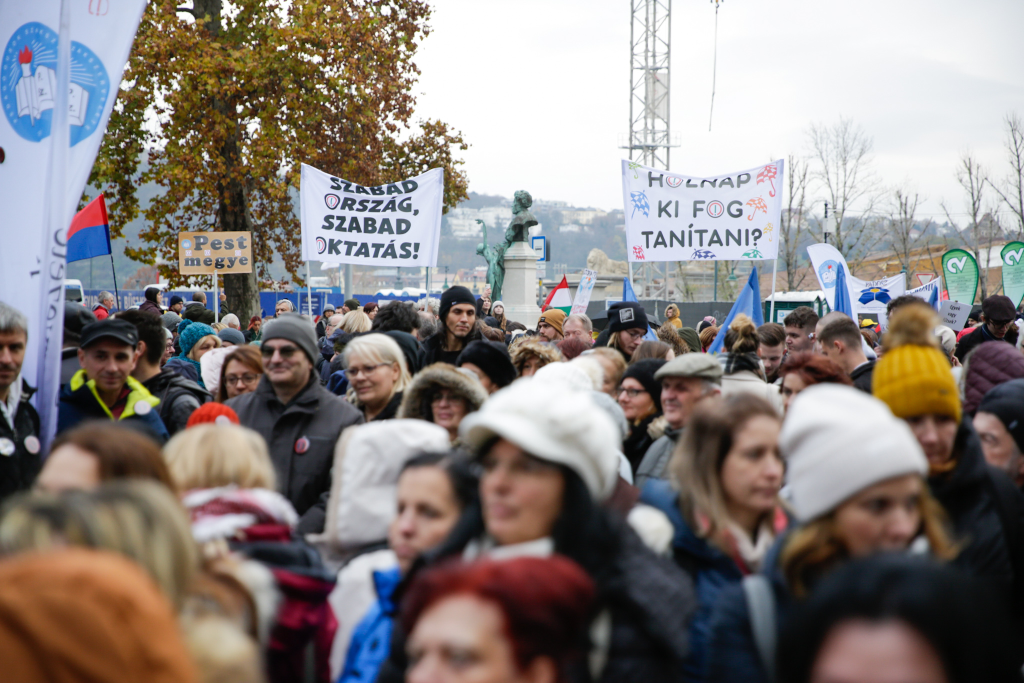 Elveheti a kormány a tanárok közalkalmazotti státuszát