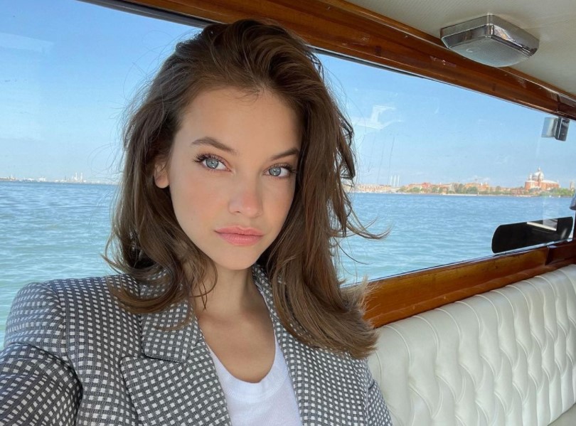 Szexi fotókon Palvin Barbi, aki újra a Victoria's Secretnél modellkedik