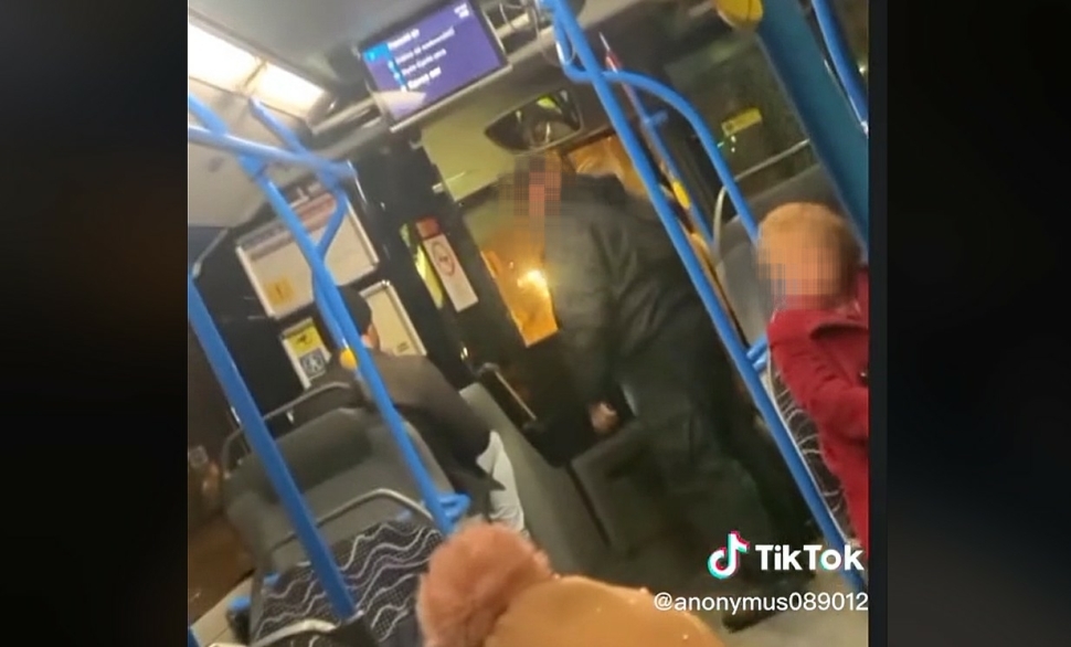 „Felbasztad az agyamat, baszd meg!” – Durva vita robbant ki a buszsofőr és egy utas között a BKK egyik járatán