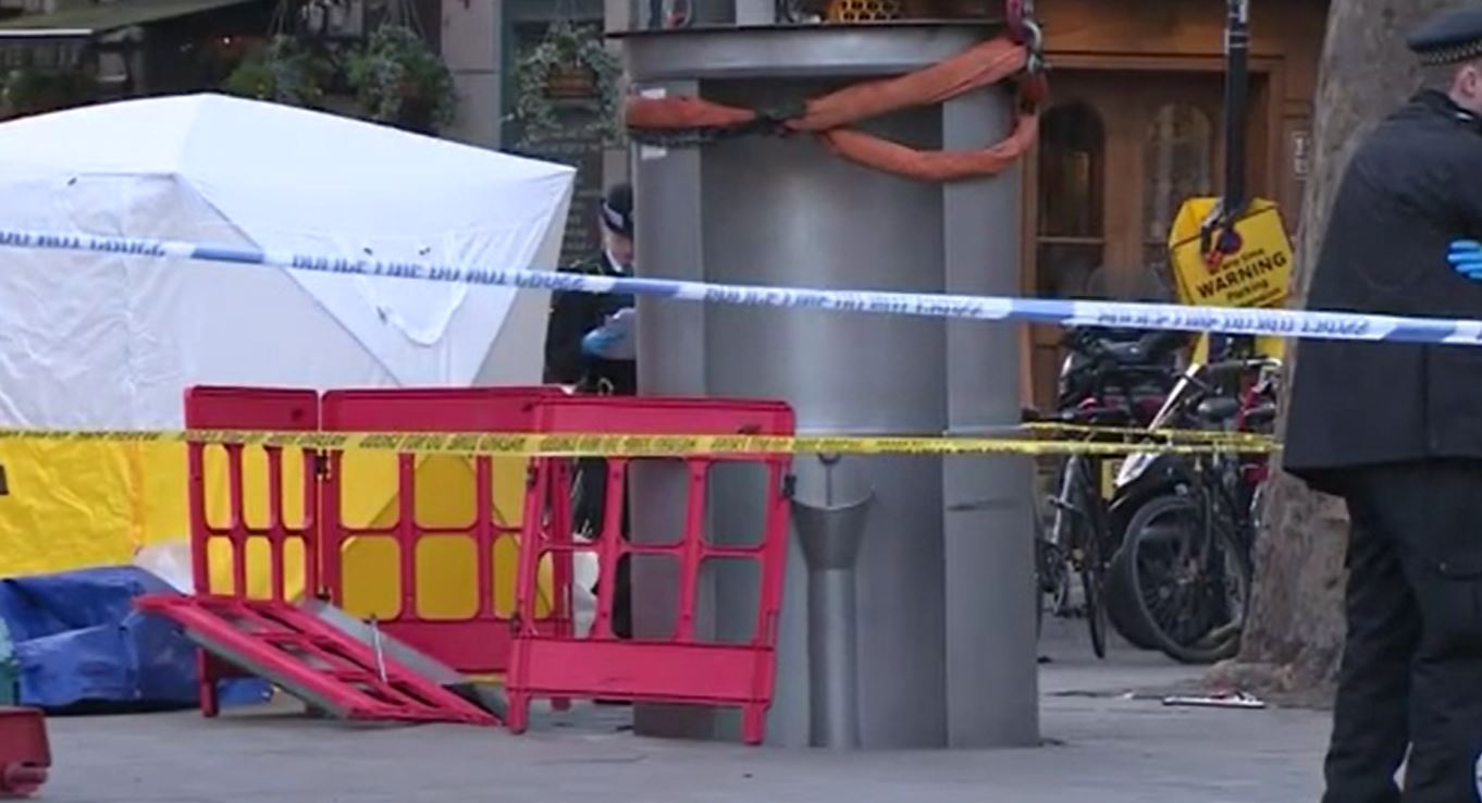 Brutális: utcai piszoár nyomott agyon egy férfit Londonban