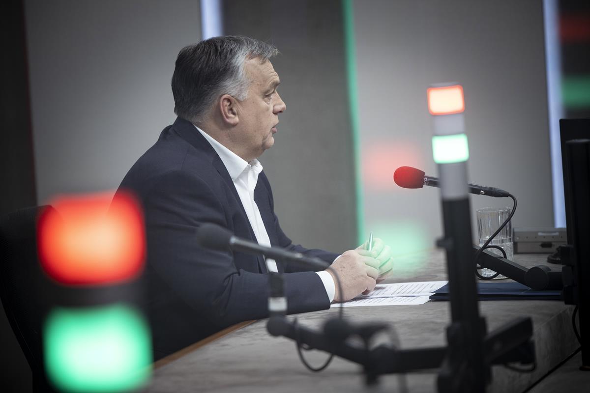 Az amerikai újságíró szerint Orbán Viktor csak viccelt azzal, hogy kiléptetné Magyarországot az EU-ból