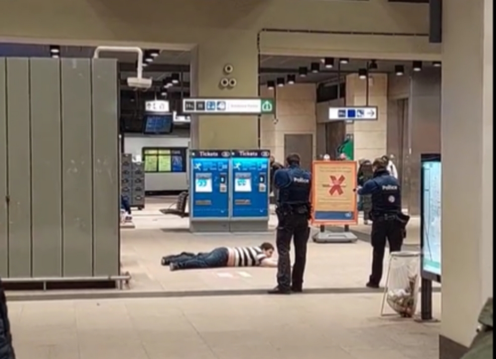Megkéseltek egy nőt a metróban Brüsszelben – videón, ahogy elfogják a támadót