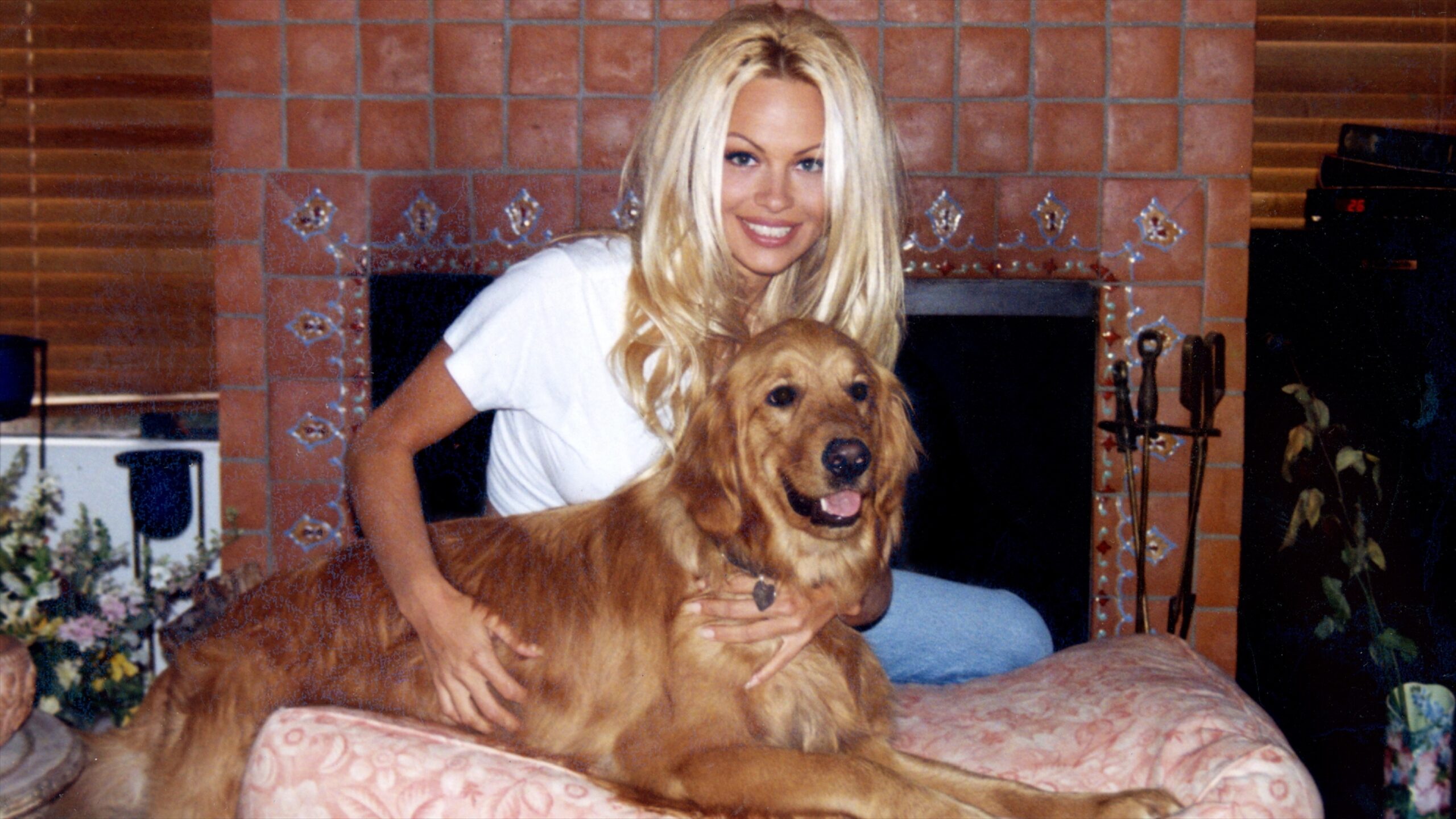 Pamela Anderson elárulta: legérzékibb élményét egy 80 éves férfinek köszönheti