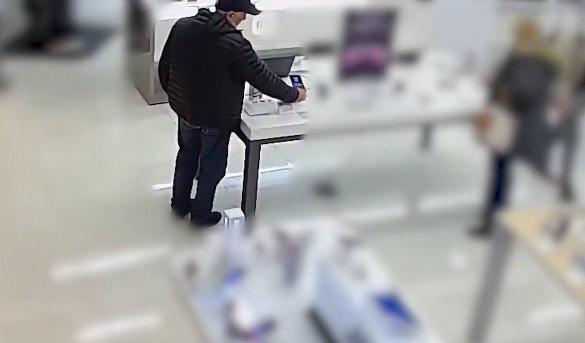 Videón, ahogy zsebre teszi a boltban kiállított telefont egy férfi – keresik a rendőrök