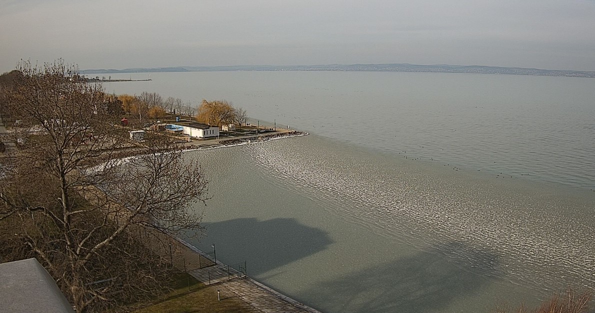 Látványos videón, ahogy kezd befagyni a Balaton a kemény hidegben