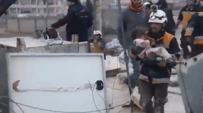 Videón, ahogy kimentenek egy kisgyereket a törökországi földrengés romjai alól