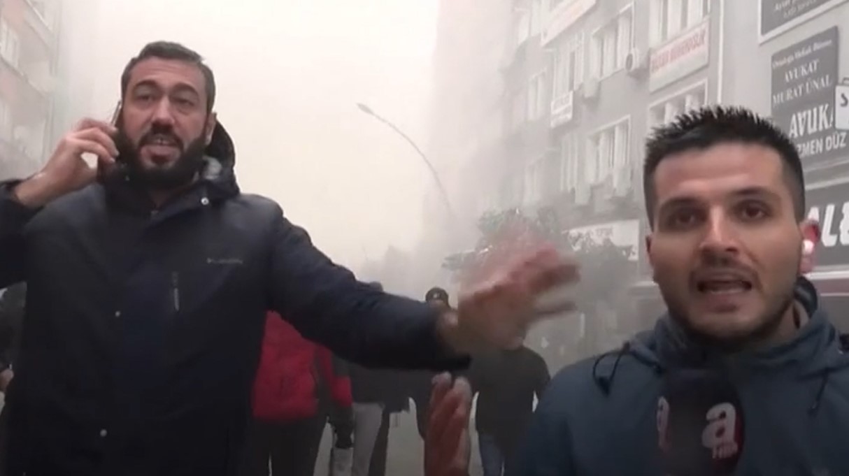 Videó: Élőben tudósított egy török tévéstáb, amikor összedőlt mögöttük egy épület