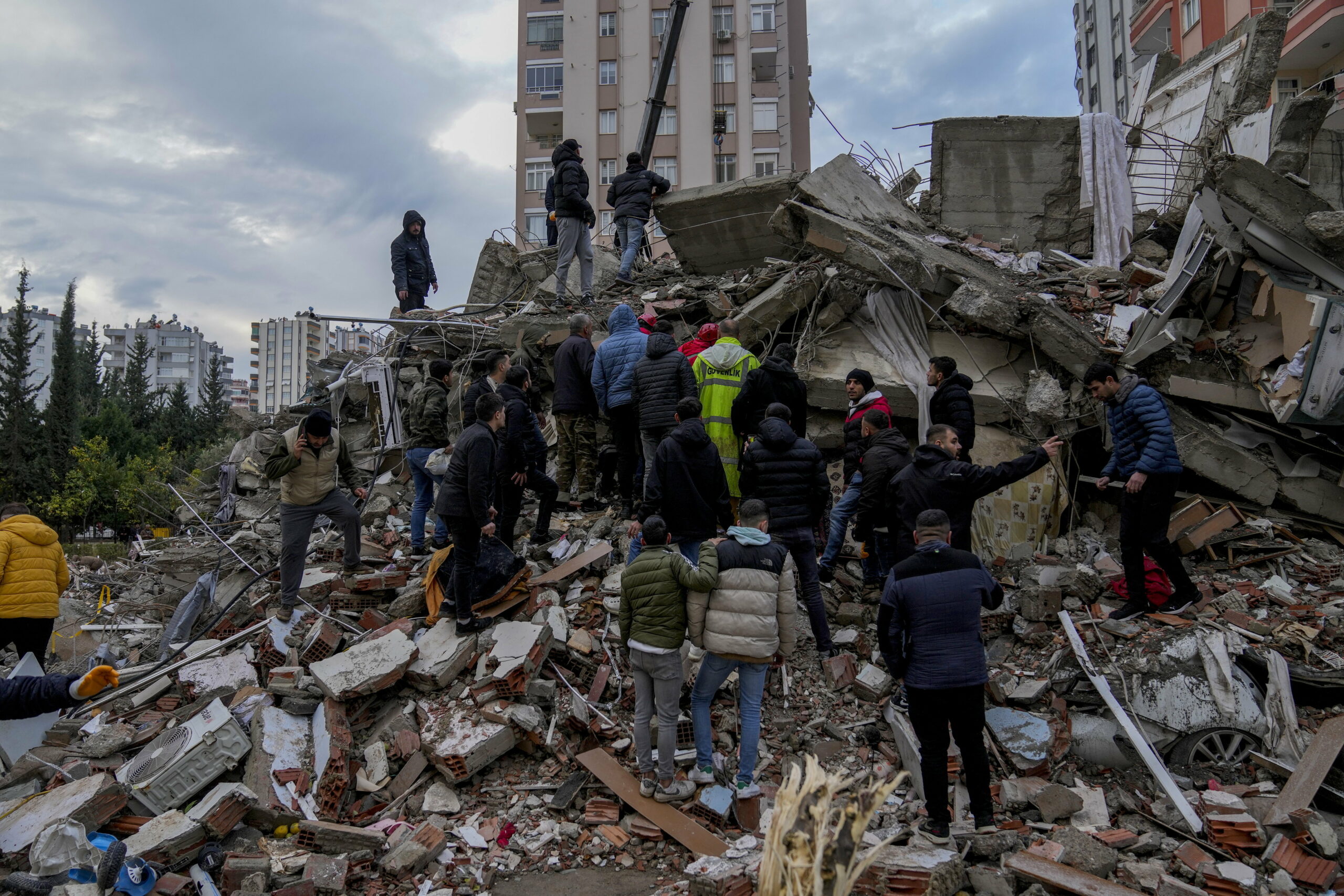 4300 felett a török-szíriai földrengés halottainak a száma, puszta kézzel kutatnak a romok közt a fagyban túlélők után