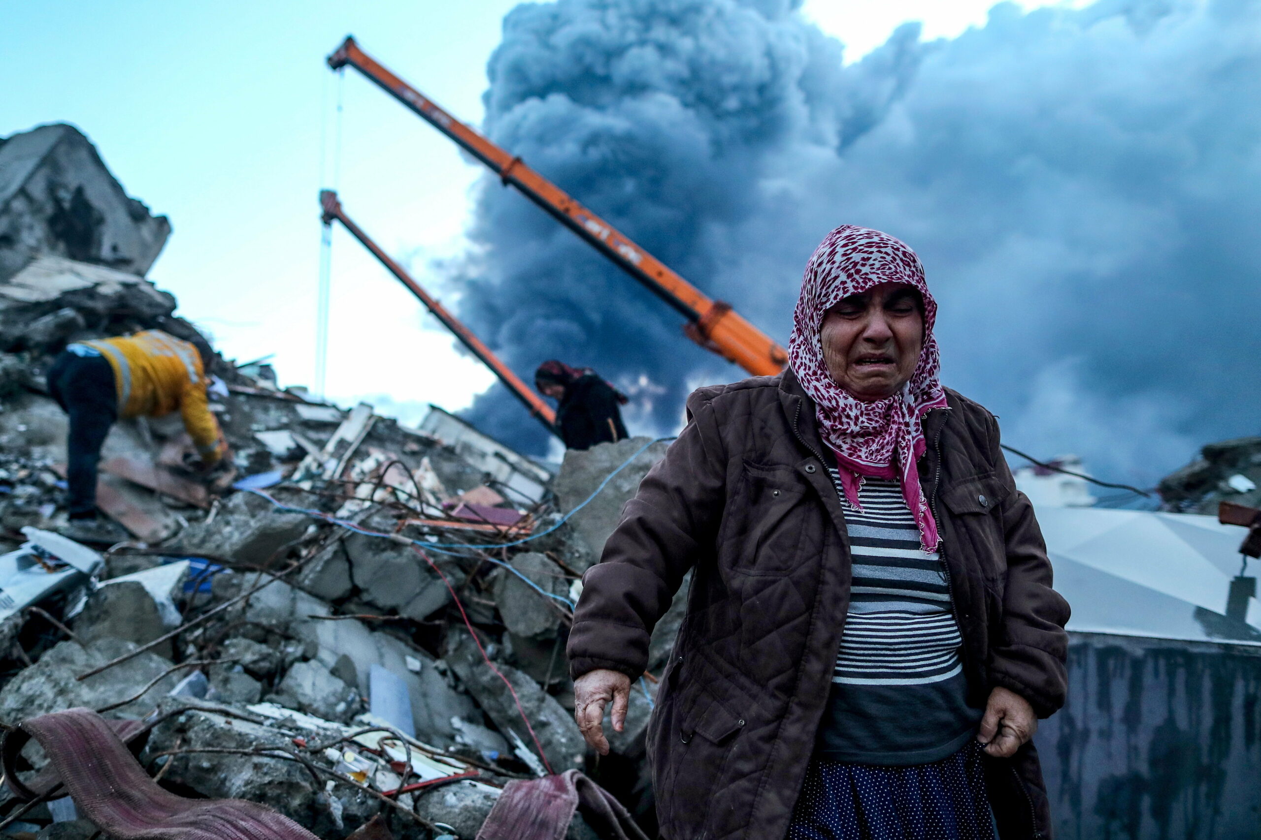 Drámai videók: így mentik ki a romok alá rekedt embereket Szíriában és Törökországban
