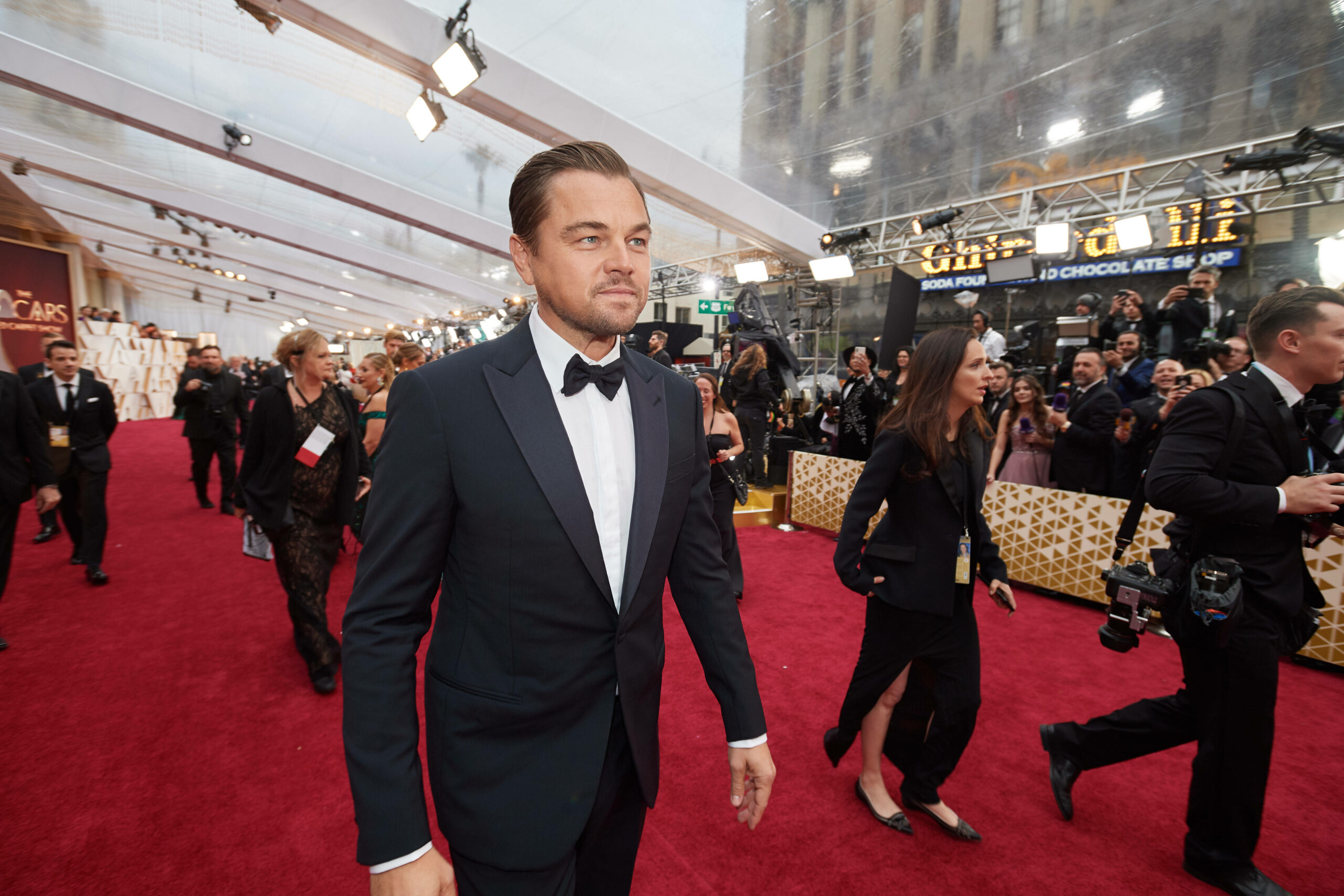 „Még meg sem született, amikor kijött a Titanic!” – Leonardo DiCaprio egy 19 éves modell járhat, felháborodtak a netezők