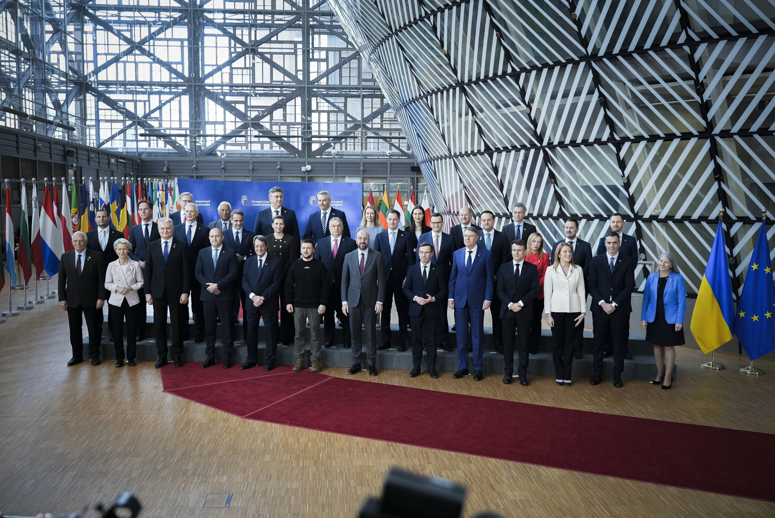 Orbánon kívül szinte minden uniós vezető megtapsolta Zelenszkijt