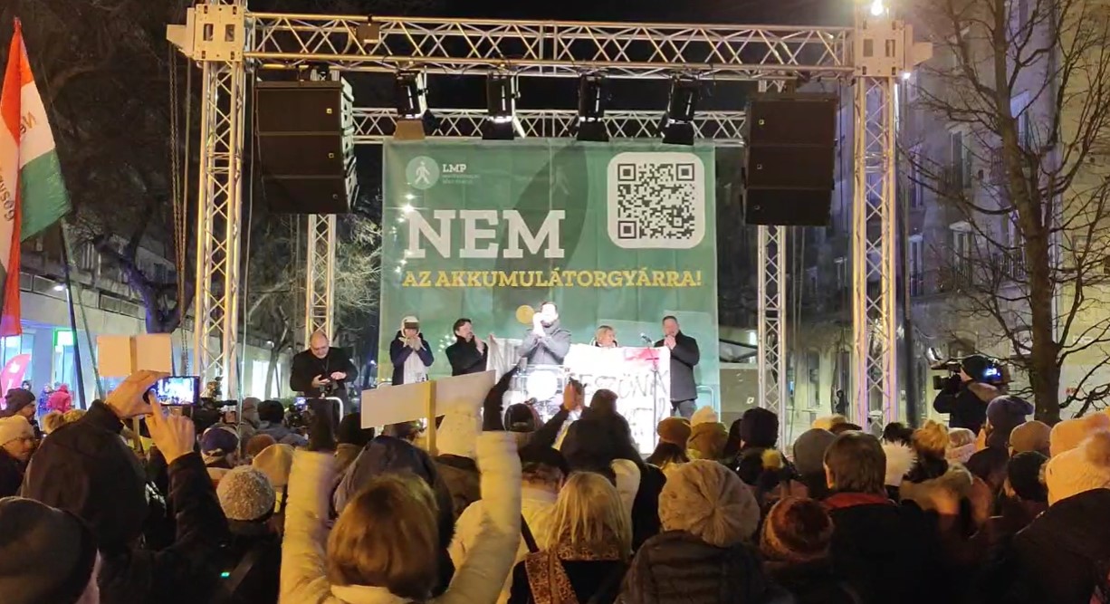 „Nem hagyjuk!” – Kicsi, de dühös tömeg tiltakozott Debrecenben az akkugyár ellen