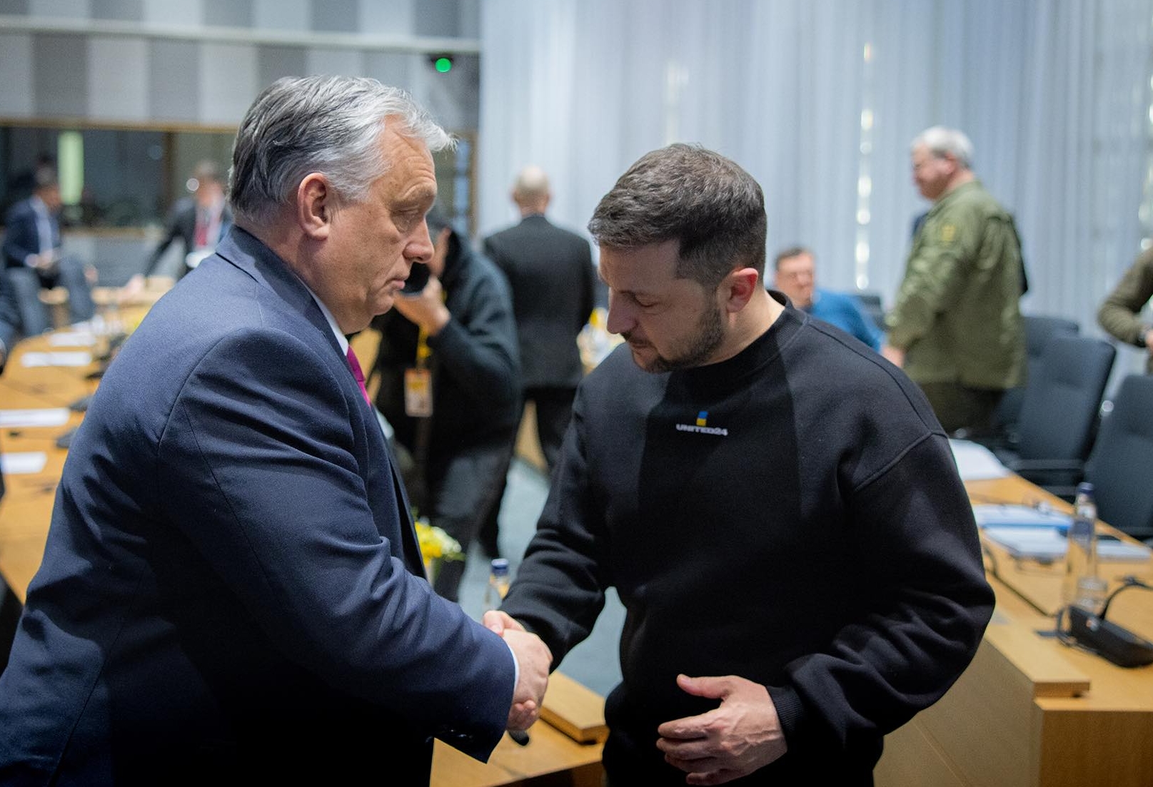 Orbán Facebook-fotóján olyan, mintha Zelenszkij hajlongana előtte, de a többi kép mást mutat