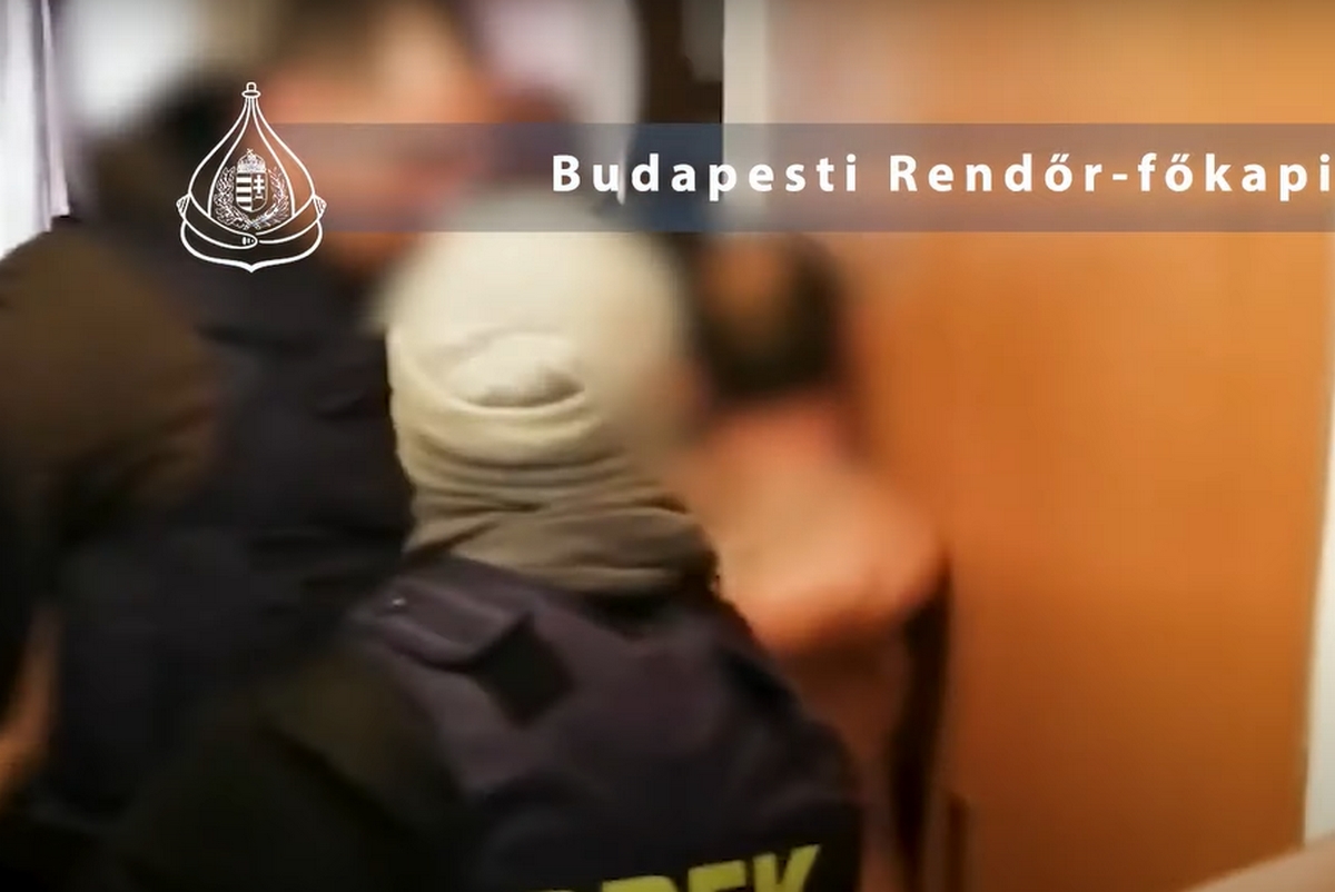 Videó: rendőrök riasztották fel álmából a körözött férfit, hogy börtönbe vigyék