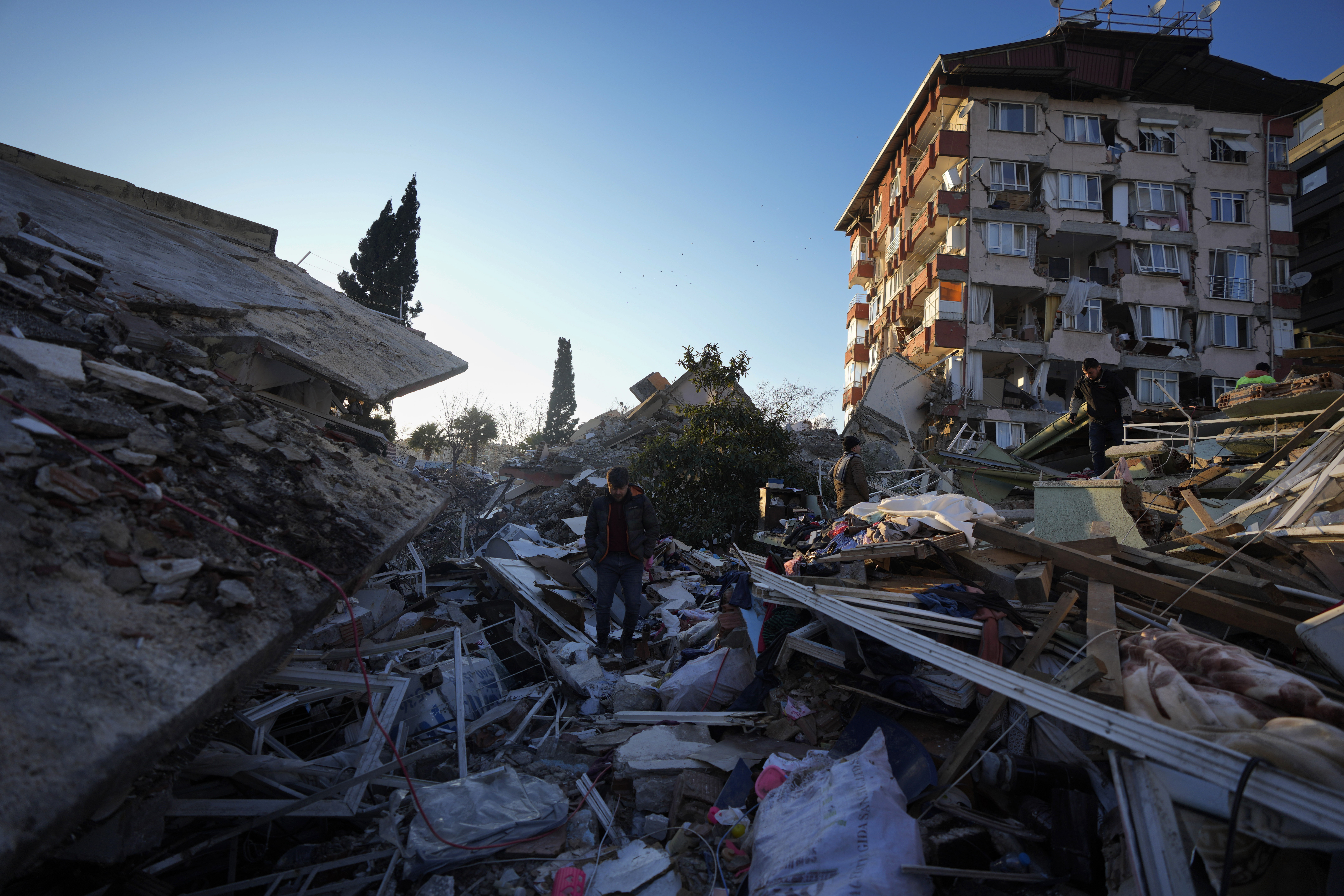 Csodás megmenekülés: egy 10 napos babát és édesanyját 90 órával a földrengés után élve emeltek ki a romok alól