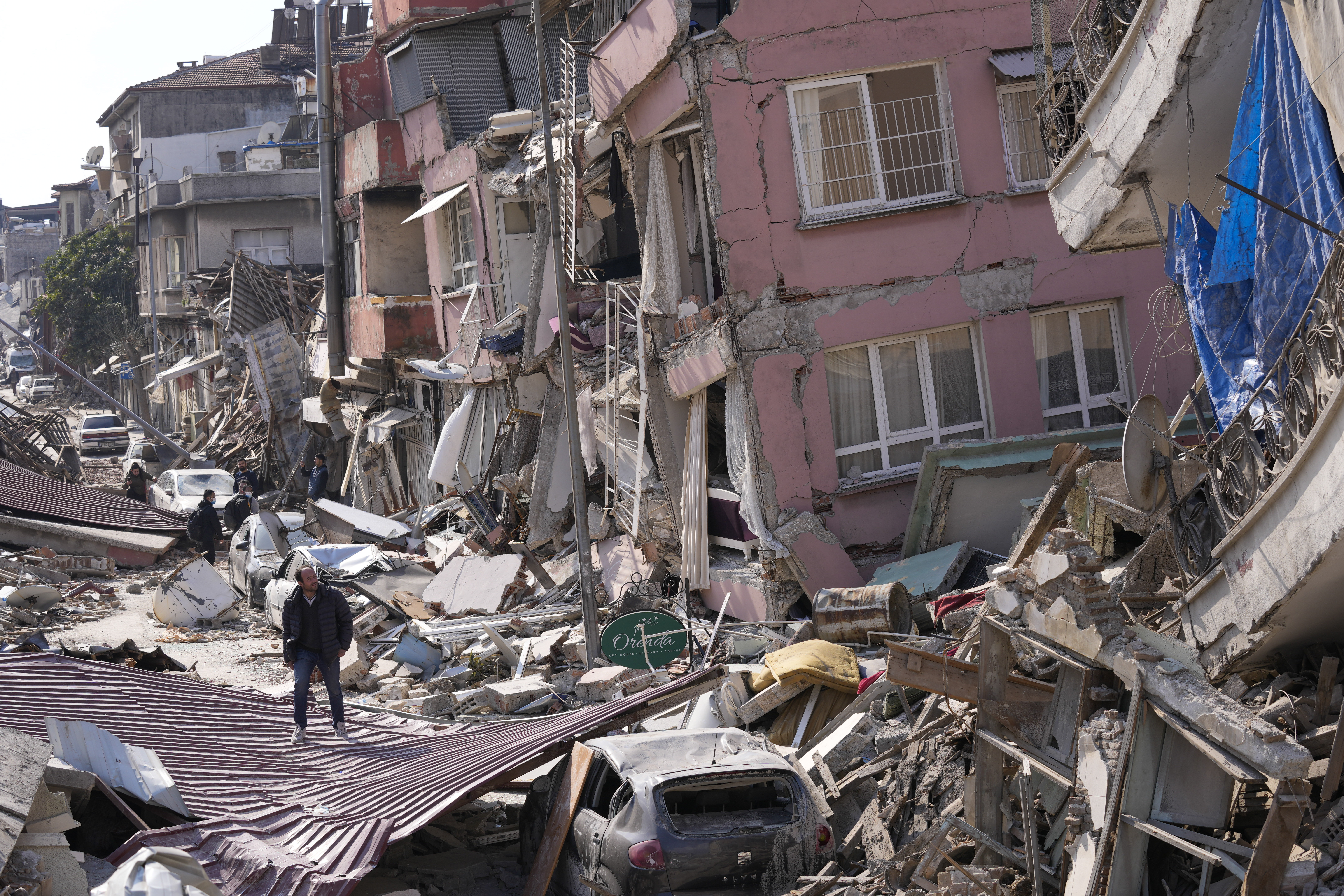 28 ezerre emelkedett a török-szír földrengés halálos áldozatainak száma – komoly zavargások hátráltatják a mentési munkálatokat