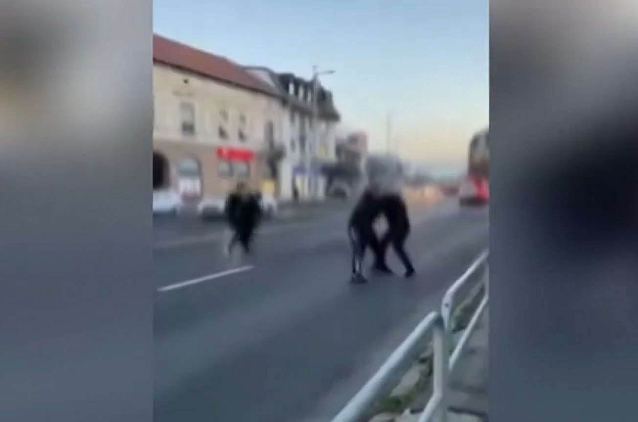 A négysávos út közepén verekedtek össze Miskolc belvárosában – egyikük még autóját is hátrahagyta
