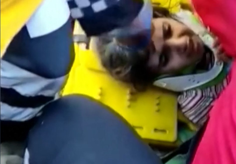 Videó: Egy héttel a földrengés után mentettek ki egy török kislányt a romok alól