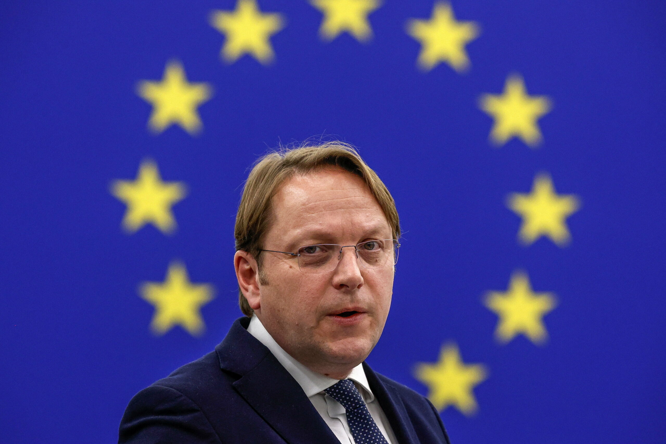 Botrány az Európai Parlamentben: „Hány hülye van még?” – Bekapcsolva felejtette mikrofonját a magyar uniós biztos