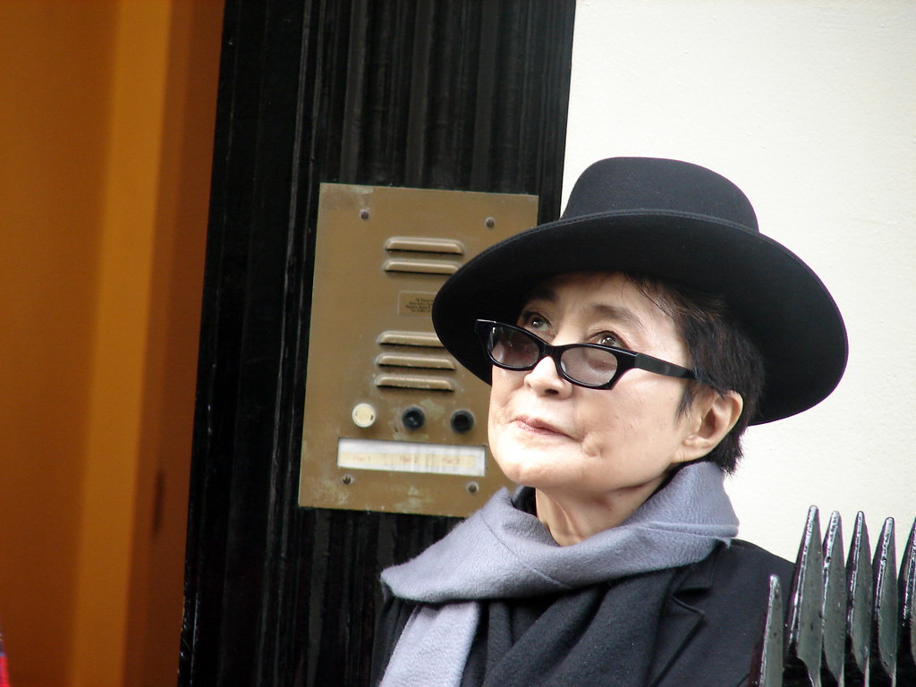 Áldások és átkok között is tántoríthatatlan Anya, Társ és Múzsa – Yoko Ono 90 éves