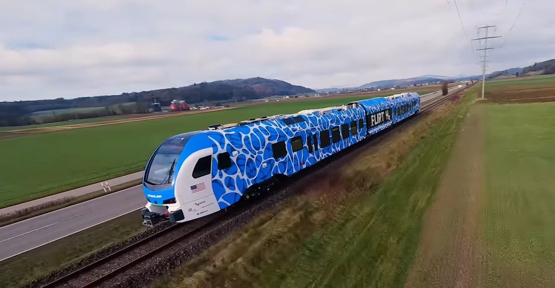 Ez lehet a vasúti közlekedés jövője: hidrogénüzemű vonatot tesztel a Stadler