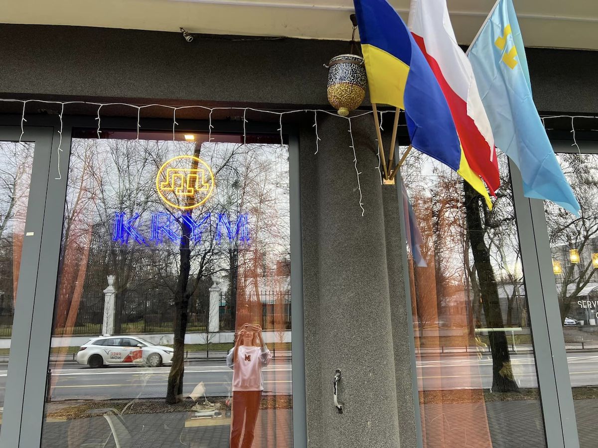 A legnagyobb trollok: Krím néven nyitottak éttermet a varsói orosz nagykövetségnél