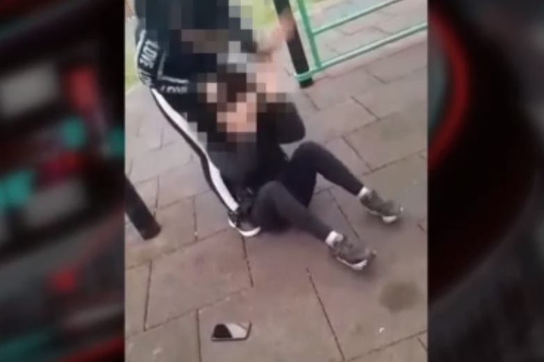 Felkavaró videón üti-veri egyik nyolcadikos lány a másikat Sárrétudvariban
